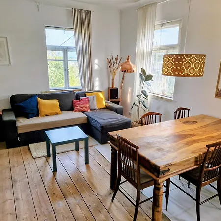 Hillside View House With Garden, Private Parking, Quiet Location - 12 Min To Old Town Anytime, Long Welcome 度假居