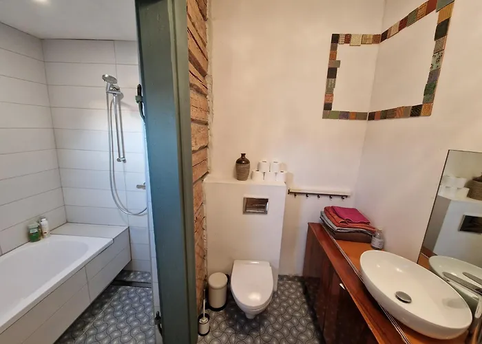 Hillside View House With Garden, Private Parking, Quiet Location - 12 Min To Old Town Anytime, Long Welcome *